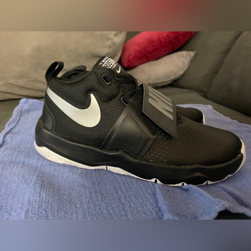 NIKE team hustle D8 NEW
